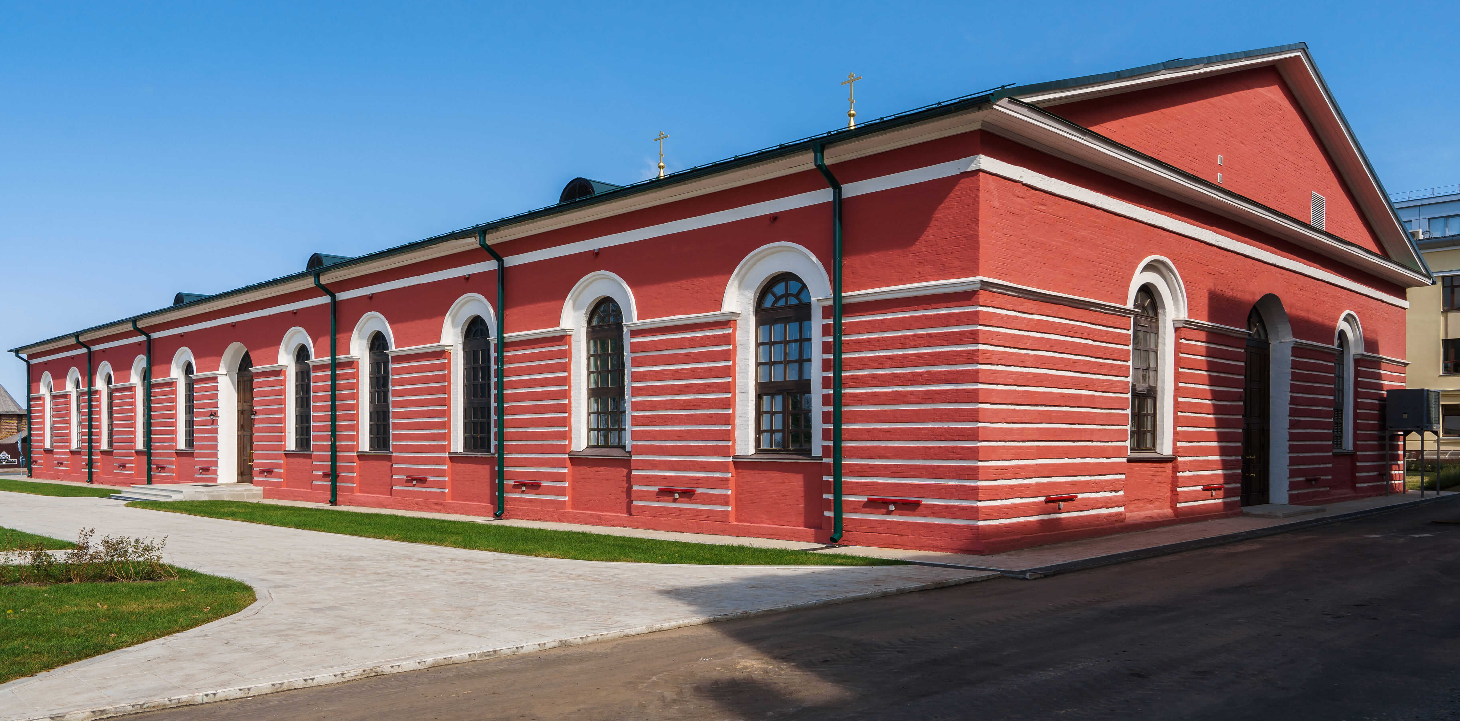 Манеж с домовой Никольской церковью после