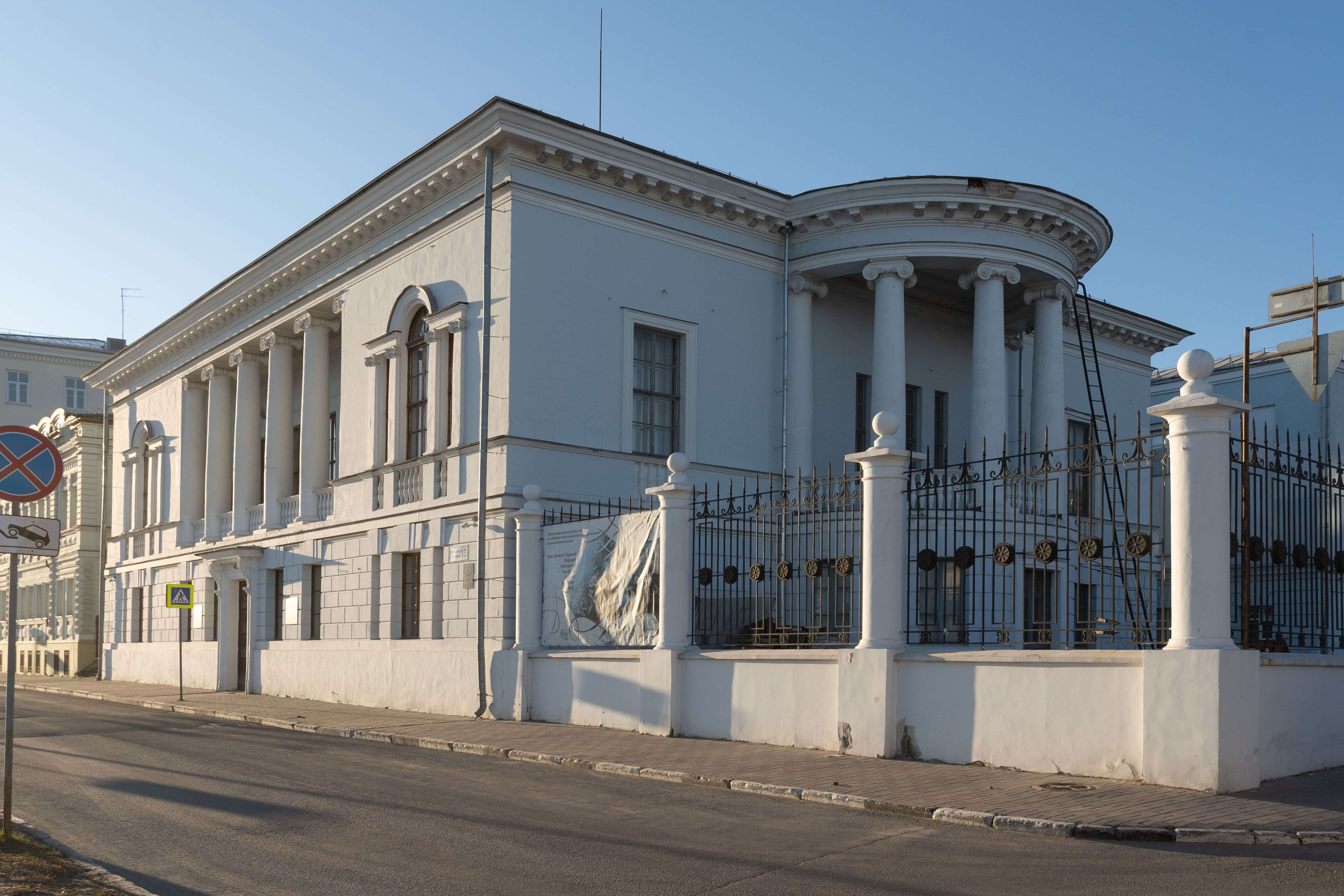Дом Сироткина с росписью плафонов до