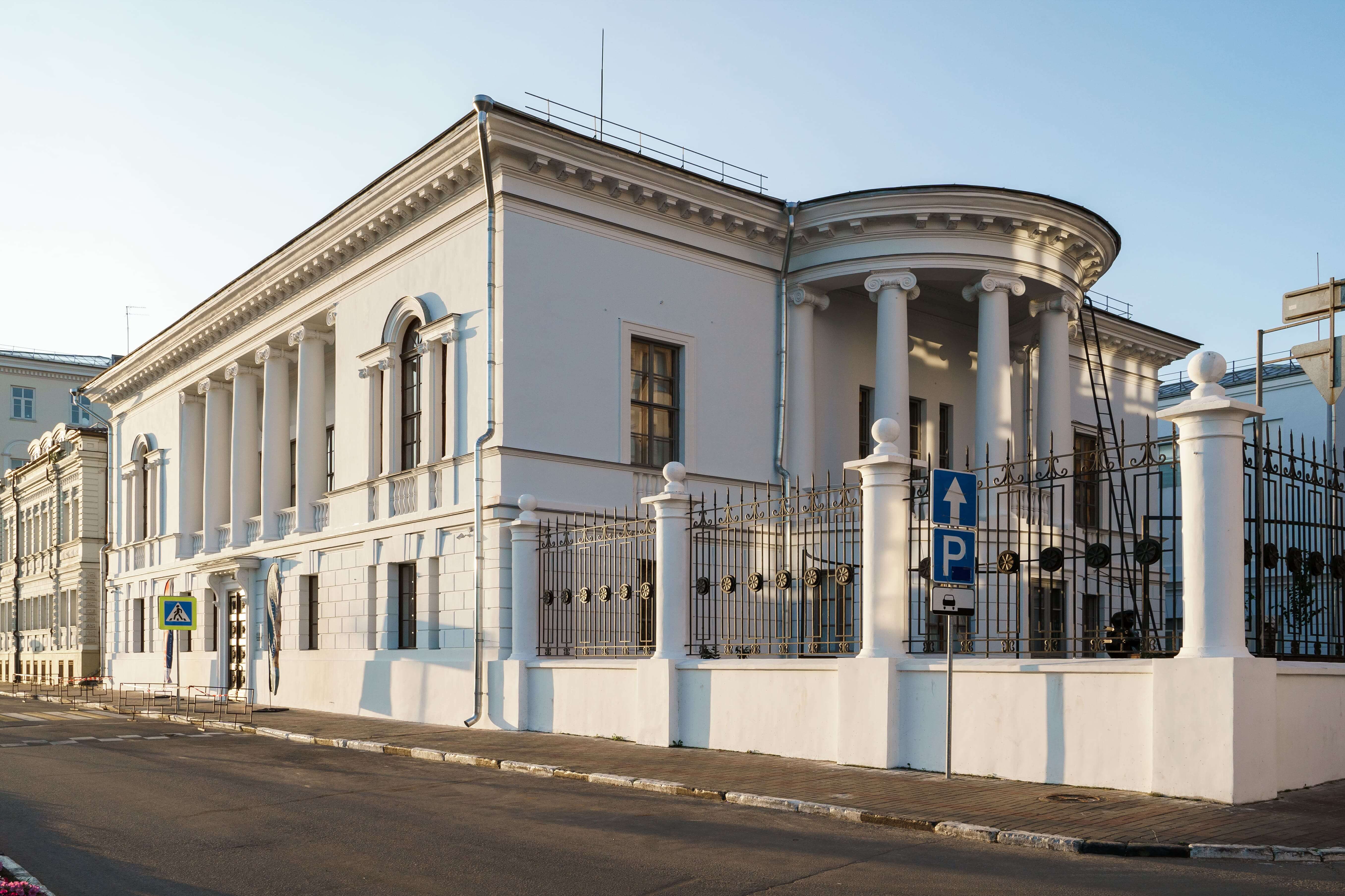Дом Сироткина с росписью плафонов после